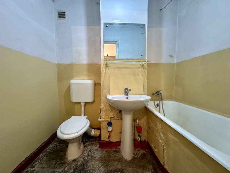 Garsoniera la cativa pasi (la propriu) de metrou Gorjului.